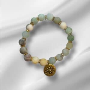 Bracelet Sérénité Dorée en Amazonite brute avec breloque Lotus dorée, perles 8 mm, sur fond blanc satiné.