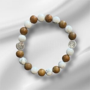 Bracelet en Howlite et Bois Fossile 8mm avec un pendentif Lotus Argent, présenté sur fond clair.